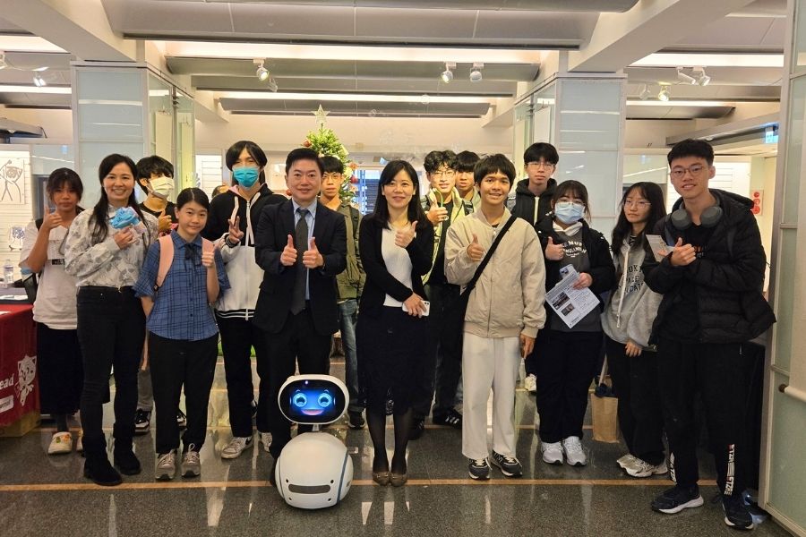 12月9日逢甲大學圖書館週開幕點燈,館長賴文祥、副館長邱安安一同參與,Zenbo機器人活潑開場。