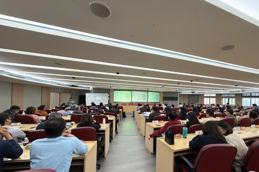 12組入選團隊於12月10日在擴大行政會議進行「Microsoft Copilot 智能工作創新競賽」決選及成果發表。