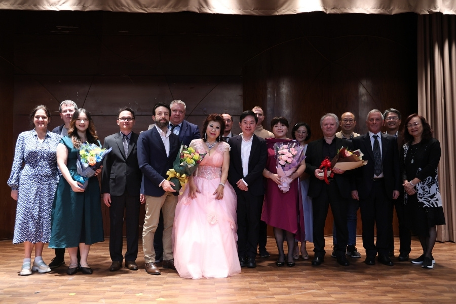 逢甲師長與國際音樂會演出藝術家及外國貴賓合影，共同見證此次跨國音樂文化交流的成果。