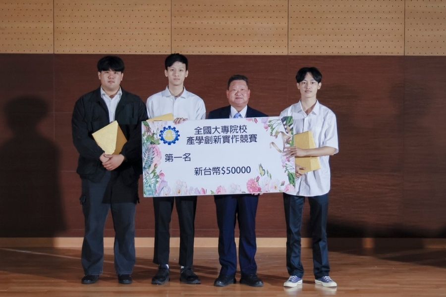 2025全國大專院校產學創新實作競賽「綠色科技組」,由逢甲電機系助理教授黃俊瑋指導學生團隊,以綠能車電系統作品榮獲第一名。