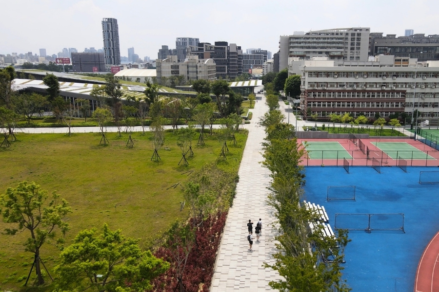 共善樓及水湳校區與原校本部的銜接大道，正式命名為「文清大道」。