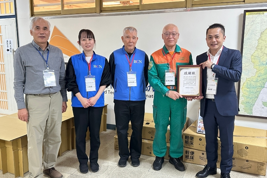 逢甲水利系陳柏蒼老師(右1)致贈感狀與日本防災士松井正雄先生(右2)。