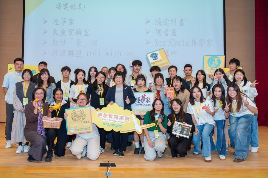 教育部青年發展署12月6日舉行「114年Young飛全球行動計畫績優團隊徵選暨成果分享活動」19組團隊發表年度成果，逢甲大學2組團隊榮獲「Young飛夢想實踐家獎」。