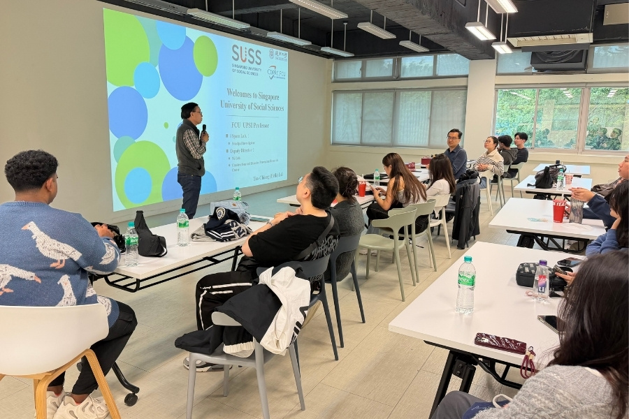 都市計畫與空間資訊學系教師、營建及防災中心暨帆宣智慧城市 5G 實驗室副主任雷祖強,向新加坡社會科學大學師生介紹 ARVR、人流模擬、都市防災及空氣品質監測等智慧城市應用。