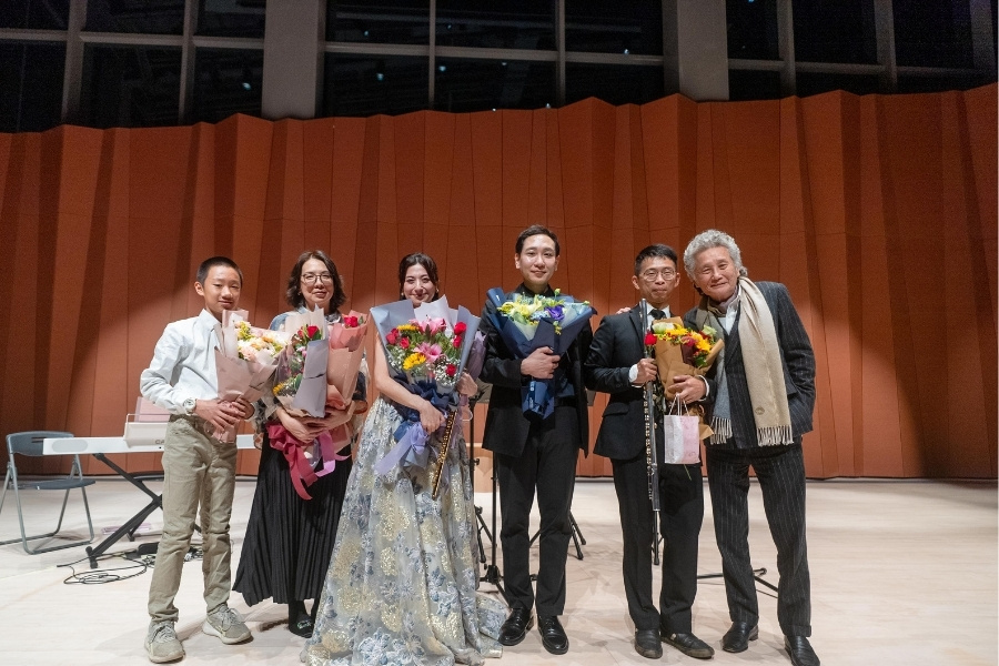 董事長高承恕與演出團隊合影，並盛情邀請音樂家們再次蒞臨，與師生共譜下一段精彩樂章。