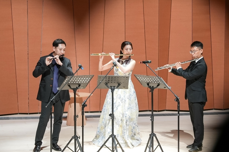日本長笛演奏家隈倉麦（Mugi Kumakura）、韓國長笛家林京振（Lim, Kyoung-Jin）與臺灣長笛家黃善聖攜手詮釋多首世界音樂作品，以細膩音色展現跨文化交流的音樂魅力。