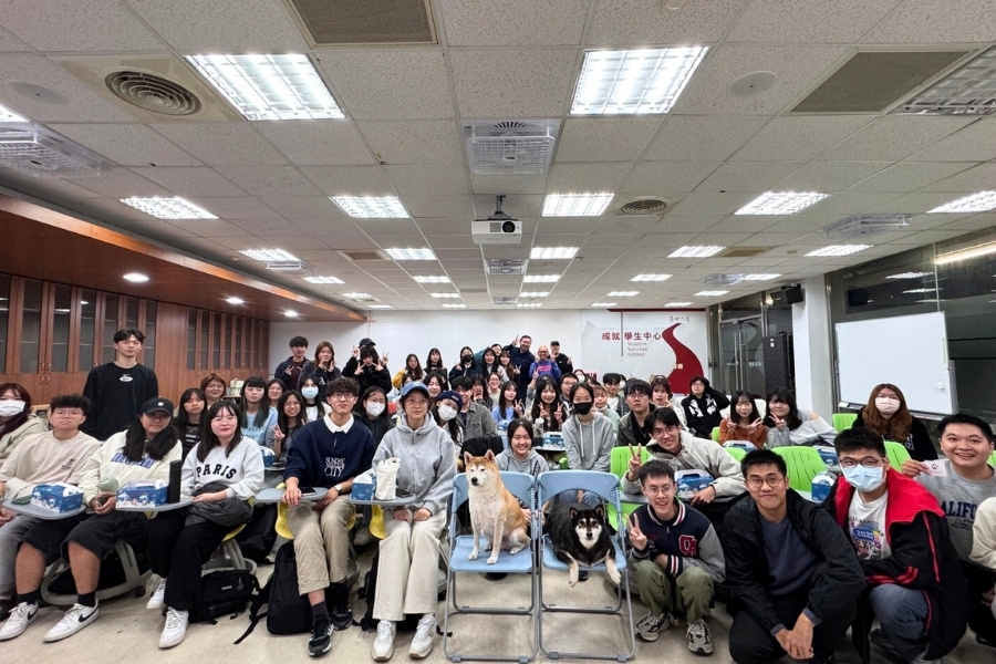 「柴犬七仙女」粉專經營者蔡定洋先生12月18日受邀與逢甲師生分享，他與寵物的相處點滴。