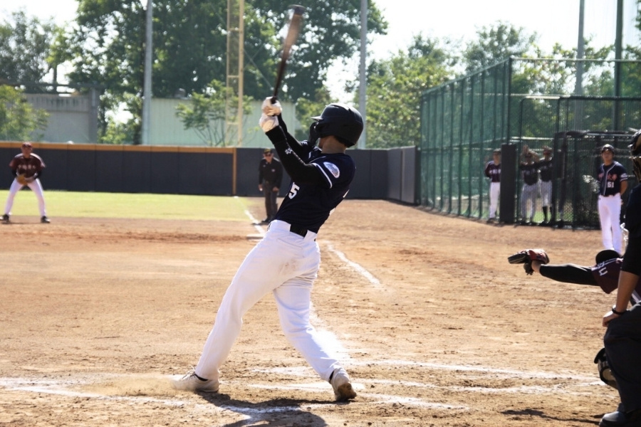 光電科學與工程學系廖翊丞擊出一分打點全壘打。