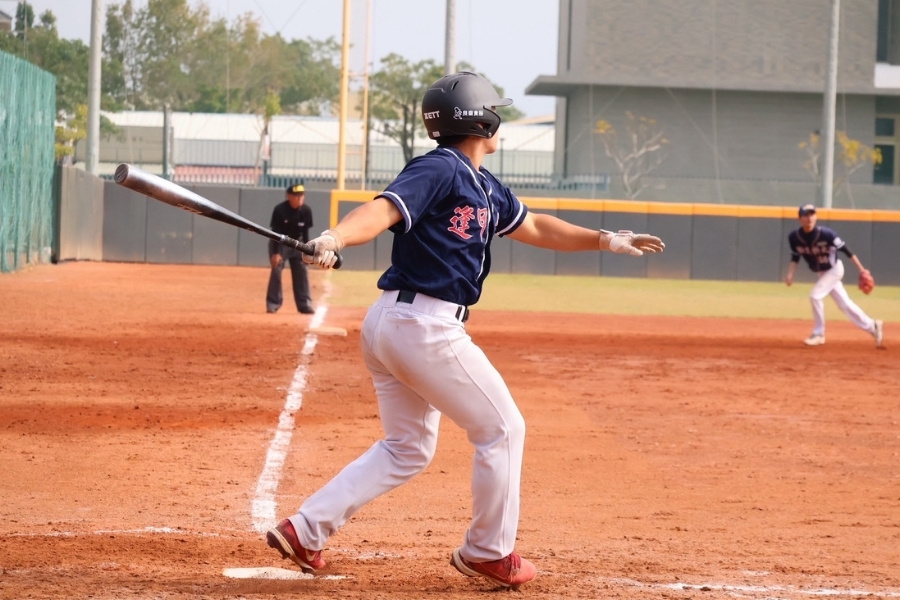 經濟系朱祥任於冠軍戰擊出關鍵全壘打。