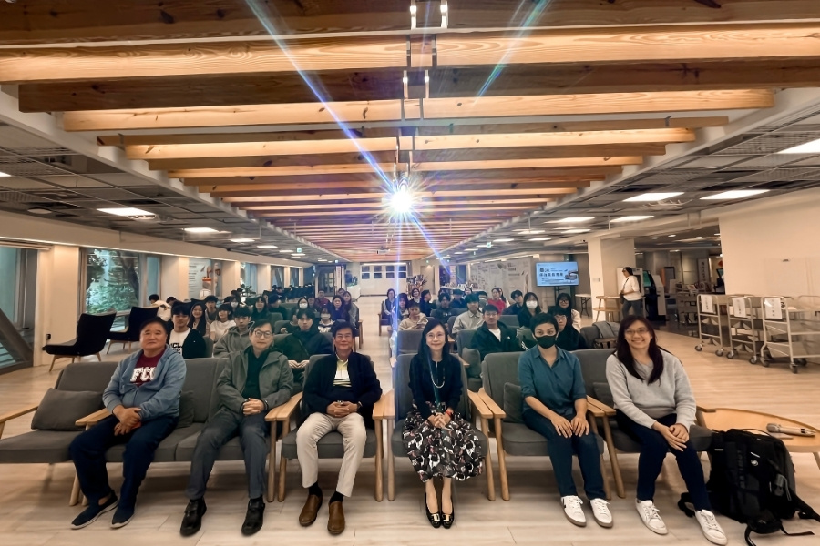 人文社會學院院長蕭堯仁(前排左3)、原住民族學生資源中心主任游慧光(前排右3)與文化與社會創新碩士學位學程主任徐偉傑(前排左2)、副教授陳玉苹(前排右2)一同參與「屏東老七佳石板屋 Tjuvecekadan 田野調查攝影展」開幕座談。 