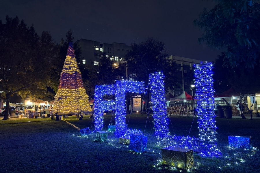 聖誕市集結合大型聖誕樹與步道燈飾，營造濃厚節慶氛圍。