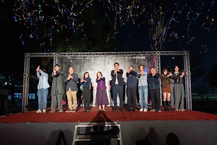 年度聖誕系列活動《聖我一個人大完誕》校長王葳、學務長游慧光、國際長劉霈等師長和學生會同學一起點燈。