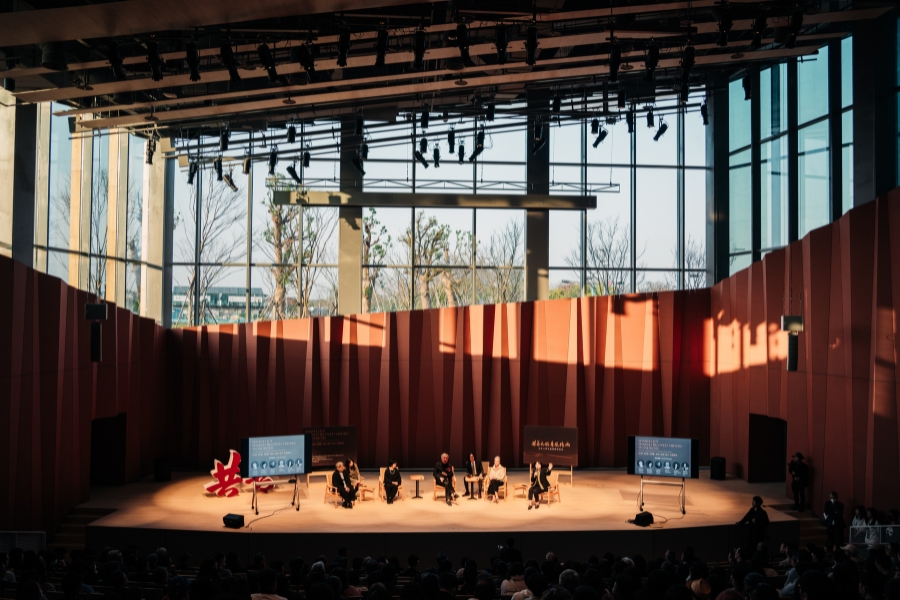 這座由國際建築大師隈研吾設計的建築,深刻詮釋了大學教育與都市空間、人與環境共享的新典範。