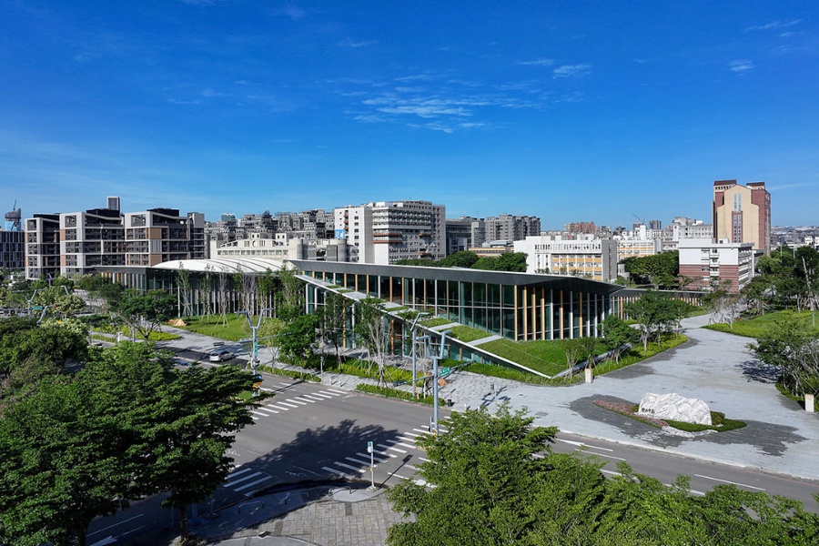位於水湳經貿園區的逢甲大學共善樓被譽為該區域「最矮、最綠」的建築。