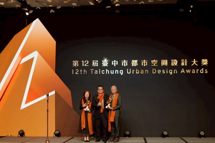 共善樓榮獲第12屆臺中市都市空間設計大獎「評審特別獎」,由台中市政府秘書長黃崇典頒獎,逢甲大學校長王葳(左)與榮譽教授兼特聘校務顧問楊龍士(右)共同上台領獎。