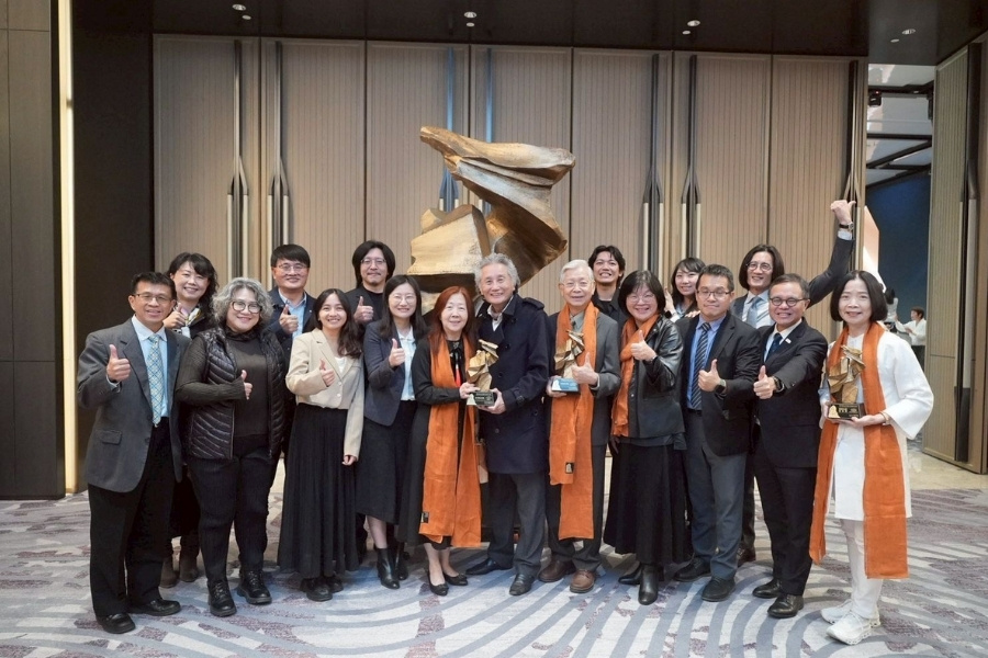 逢甲大學董事長高承恕、校長王葳與建築團隊於共善樓獲獎後合影,見證建築與校園規劃的榮耀時刻。