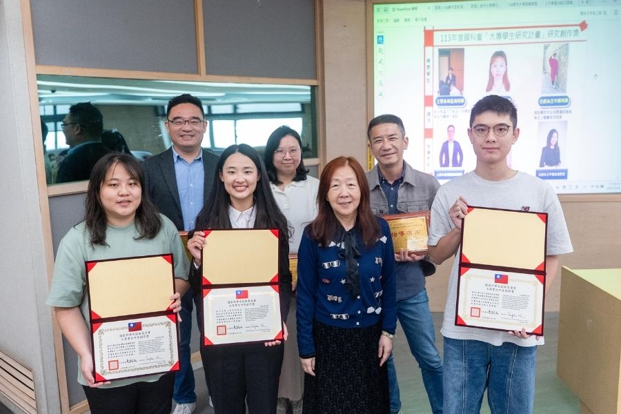 逢甲大學3名學生榮獲國科會「大專學生研究計畫創作獎」，校長王葳親自頒發獎牌與獎狀，表揚學生與指導老師的卓越表現。