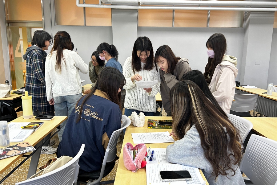 外語教學中心副教授王鈺琪引導學生進行小組思考歷程與作業範例。