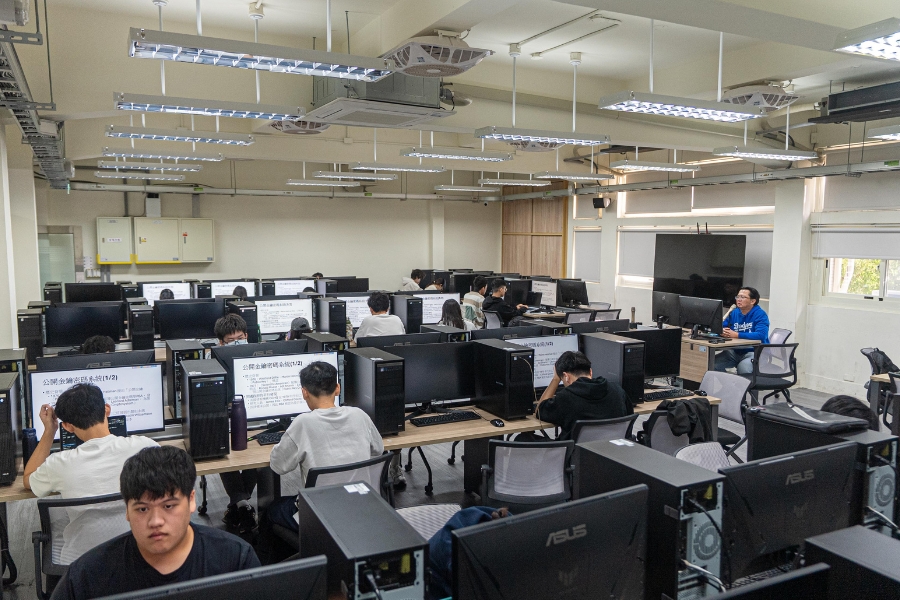 「AI智慧創新鑄造廠」規劃課程內容涵蓋數位孿生， AI 程式設計、生成式語言模型與智慧應用實務，開放逢甲大學各學系學生修習。