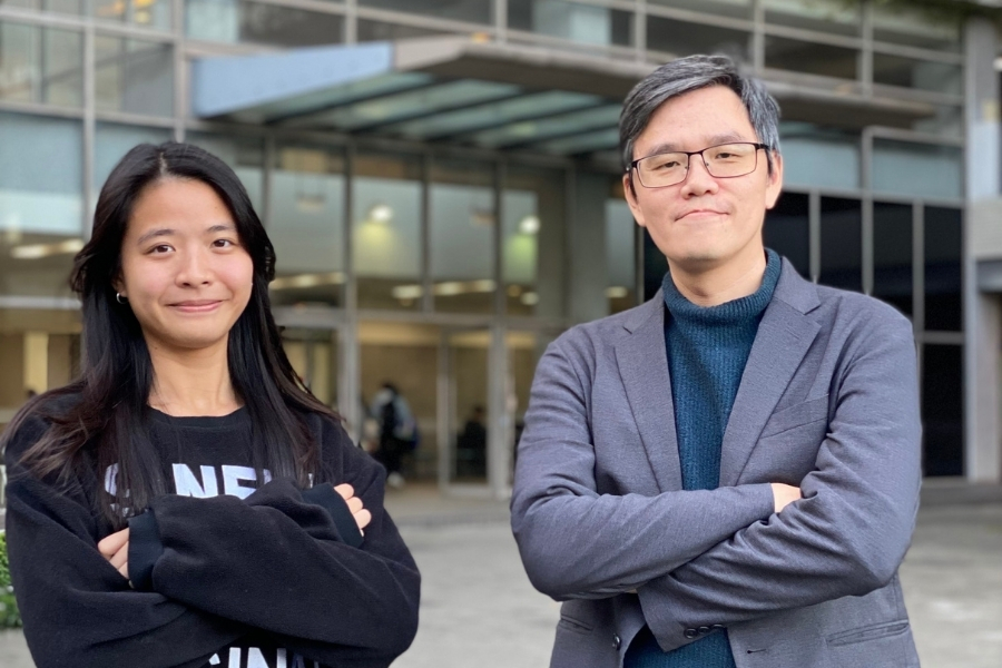 逢甲材系黃浚瑋老師(右)與其研究生林芮綺。