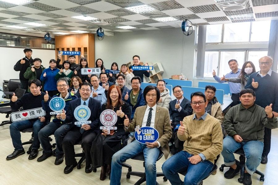 資通安全碩士學位學程「資安創新研討室」正式啟用,校長王葳、副校長唐國豪、資電學院沈祖望院長以及資策會資安科技研究所所長李榮三一同出席。