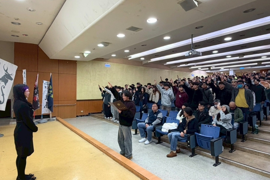 會計學系系學會會長郭珳鎧擔任宣誓代表,帶領11支服務隊、共計369位服務員完成服務宣誓。