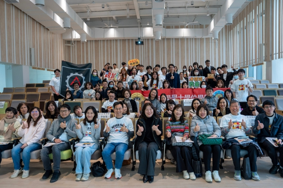 唐氏症基金會董事長林正俠、商學院院長黃瓊如及葉宗軒、江宜芳、陳亭廷三位授課老師與在場師生及唐氏症青年和基金會夥伴開心合影。