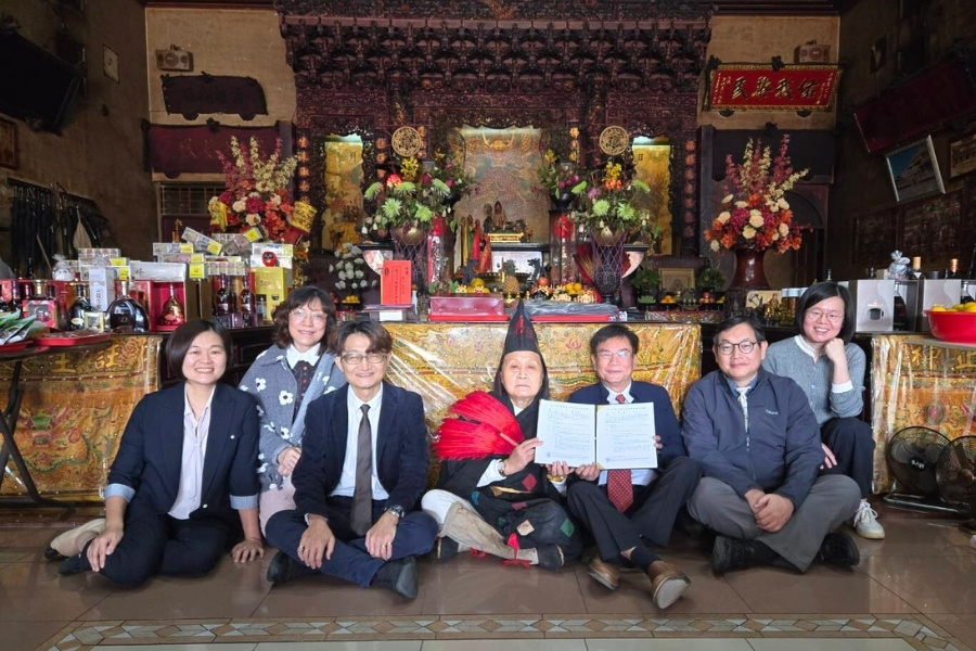 習於席地而坐的慧賢宮英俊濟公師父與人社院同仁合影。