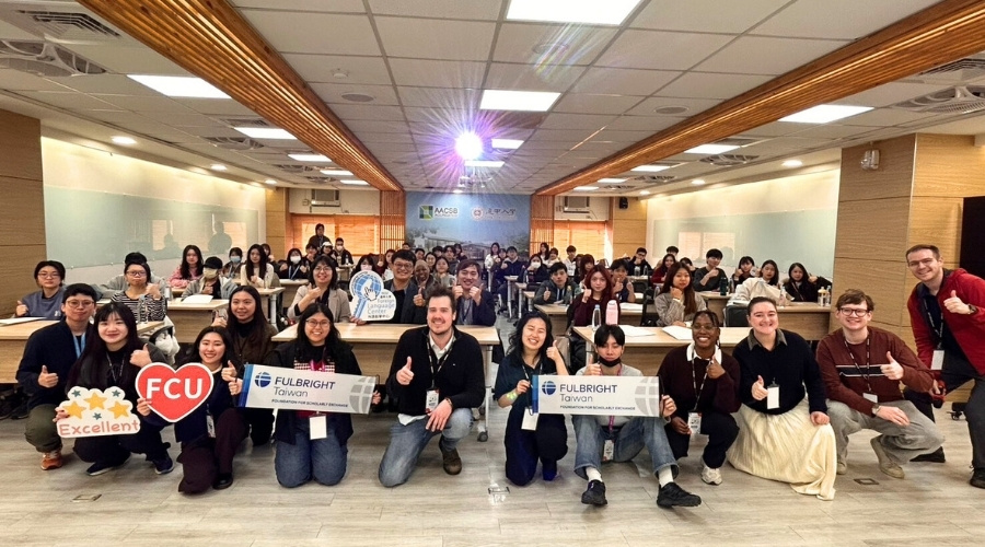 逢甲大學首次與Fulbright Taiwan合作，國際雙語教育暨英語教學計畫處資深協理楊智凱、國際高教計畫資深經理詹瞿燕及外語教學中心主任闕帝丰等師長出席冬令營開幕典禮。