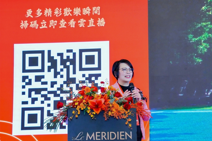 校友總會榮譽副總會長盧育嫺代表總會長李明和向在場的學長姐致意。