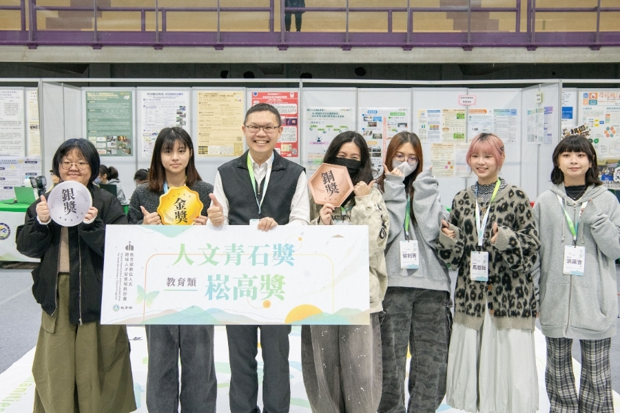 外文系學生林宥妘以作品「剴剴還在看著你——你，願意放免被害人犯嗎？」榮獲學研獎教育類崧高獎-金獎，因故未能出席頒獎典禮，由環工系吳承樺同學代領。