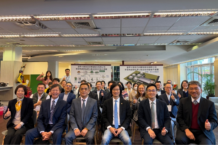 逢甲大學師長與日釺開發公司主管於會後合影留念，見證產學攜手合作的重要時刻。