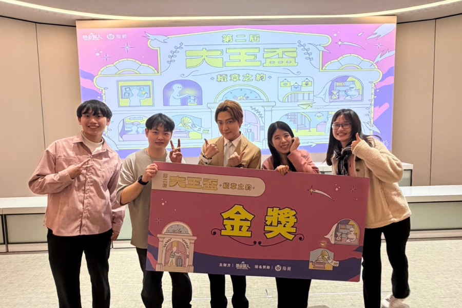 逢甲合經系學生栗言(右2)帶領團隊參賽,作品入圍兩項,其中以個人名義參賽的影片《最後一次的溫柔》榮獲全國金獎。