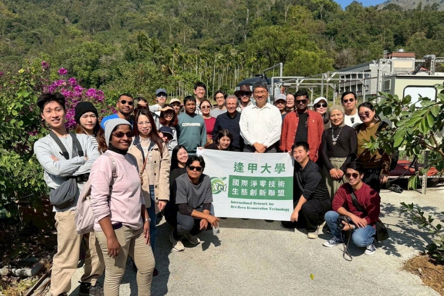 逢甲大學綠色產品研究中心特聘教授朱正永與此次訪台的日本筑波大學師生合影。