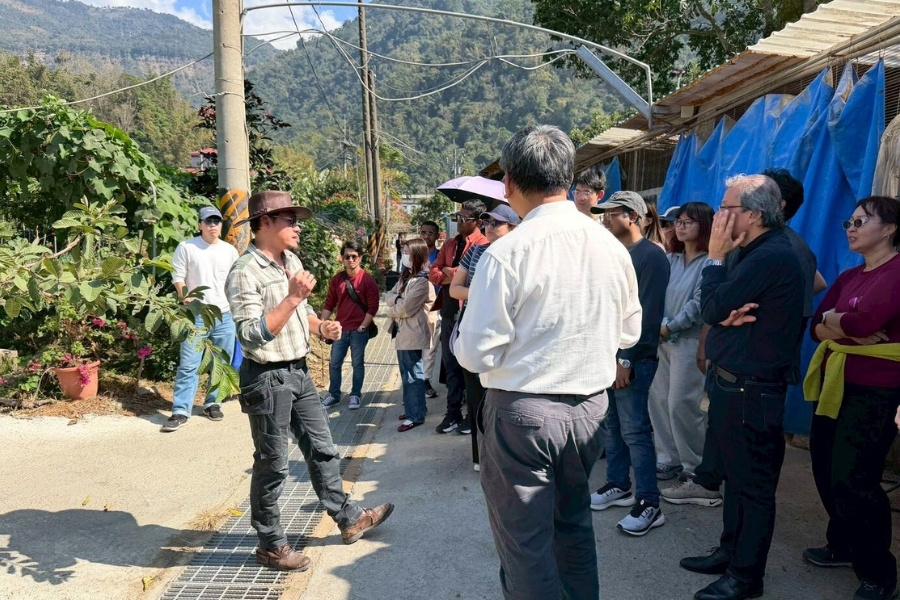 逾20位日本筑波大學師生參訪逢甲大學USR計畫的嘉義阿里山鄉的鄒族山美部落。