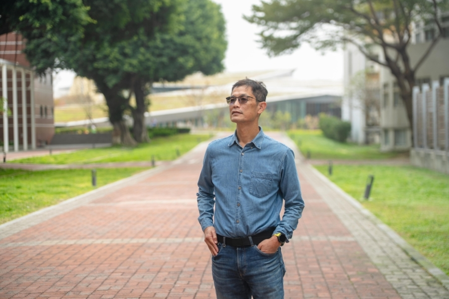 人社院不僅不邊緣,反而可發揮「關鍵少數」的槓桿力量,成為驅動全校跨域創新合作的核心引擎。擁有電機、資工與資管背景,歷經多年產業實務後投身學界的人社院曾智義老師指出。