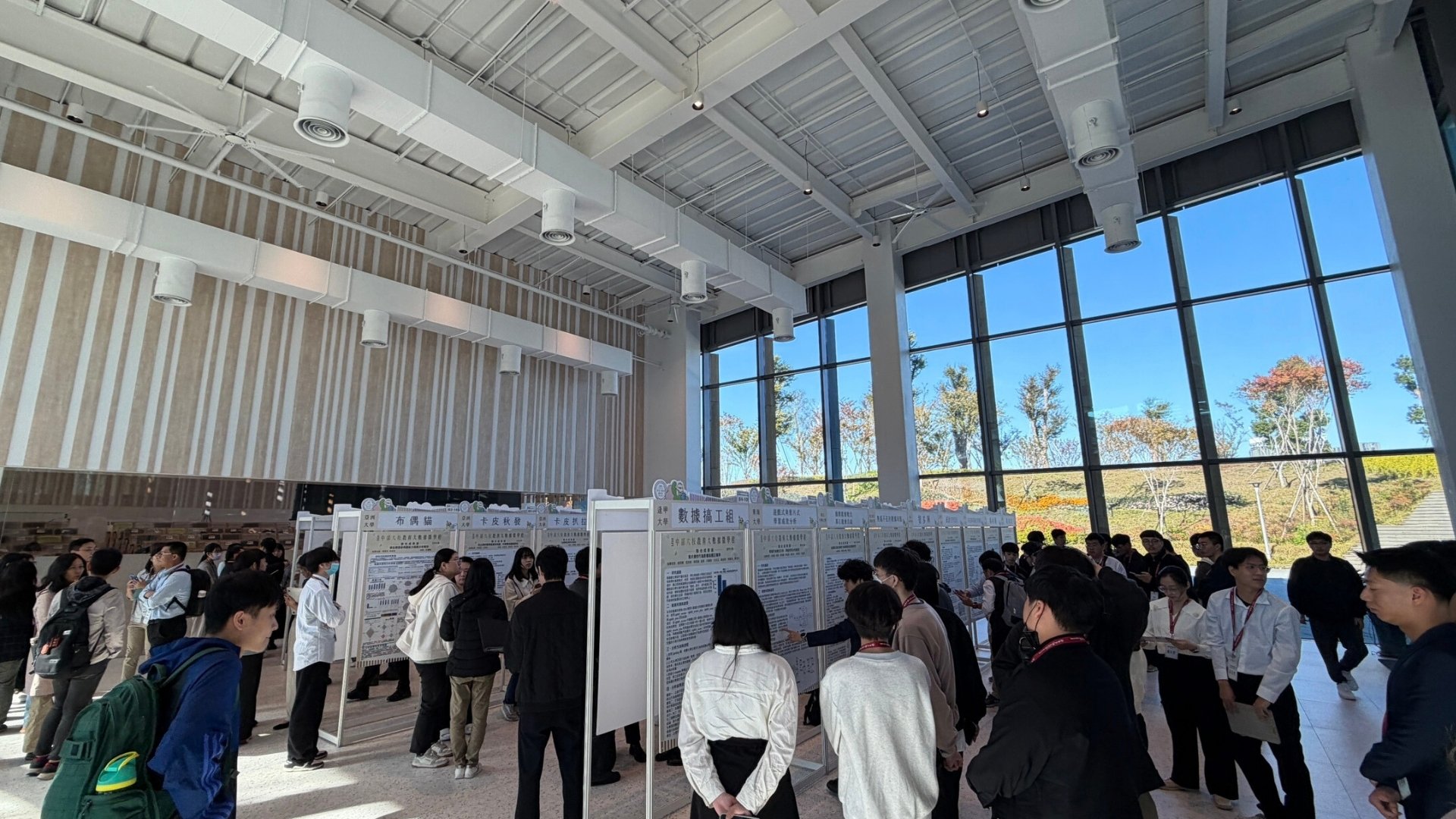 結合互動式教學空間與綠意環繞的教室及公共場域，共善樓自啟用以來深受逢甲師生喜愛，成為校園中重要的學習與交流據點。