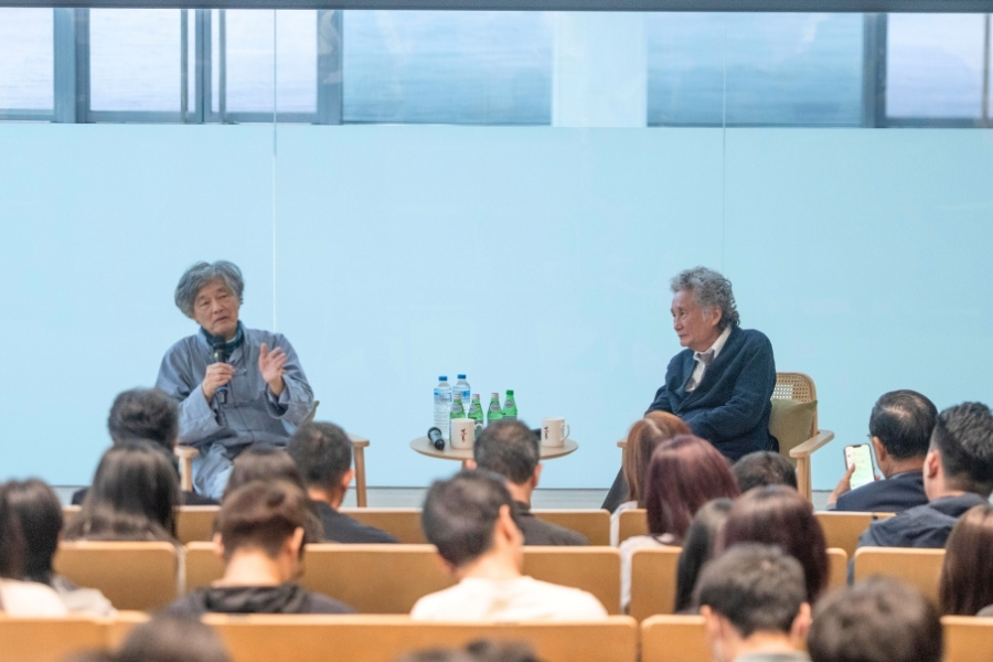 高董事長與夏教授展開深度對談,從全球資訊化的宏觀格局,引領師生反思網絡社會的連結與斷裂。