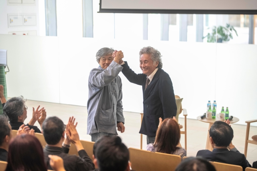 江湖行走兩相遇。逢甲大學董事長高承恕(右)與臺灣大學名譽教授夏鑄九夏鑄九(左)久別重逢,擊掌展現深厚情誼。