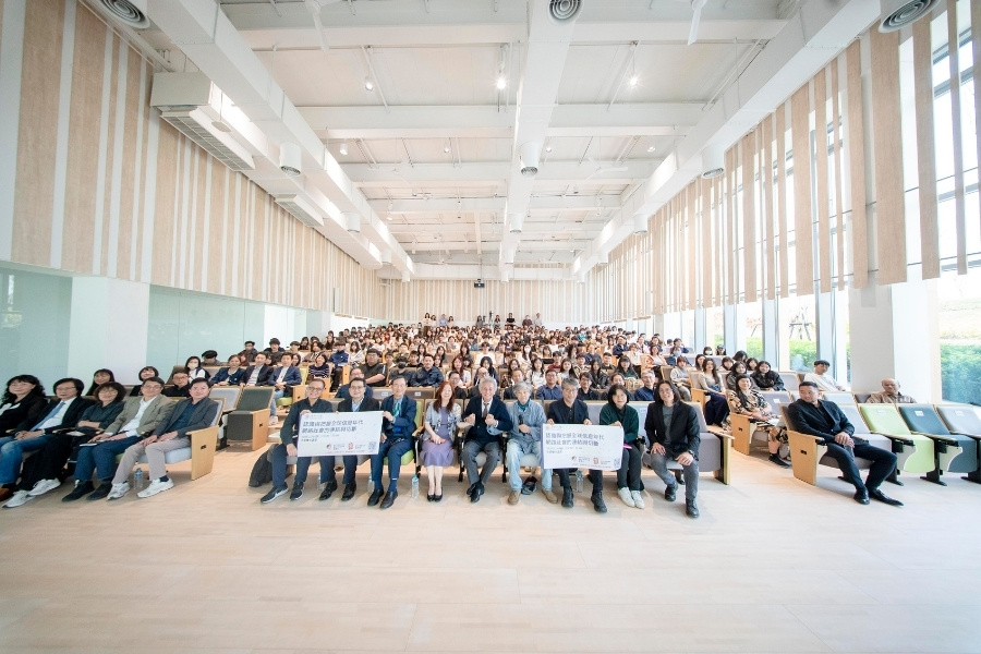 「認識與把握全球信息年代:網絡社會的連結與切斷」論壇圓滿成功,二位大師與現場師生、校友合影留念。