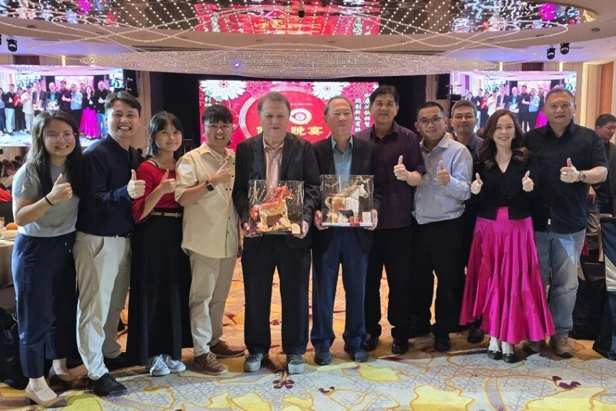 逢甲大學傑出校友馬文清博士(左5)同時擔任家鄉母校永平中學董事長，於俐馬集團50周年慶典晚宴上，與永平中學師生及馬文明先生合影留念。