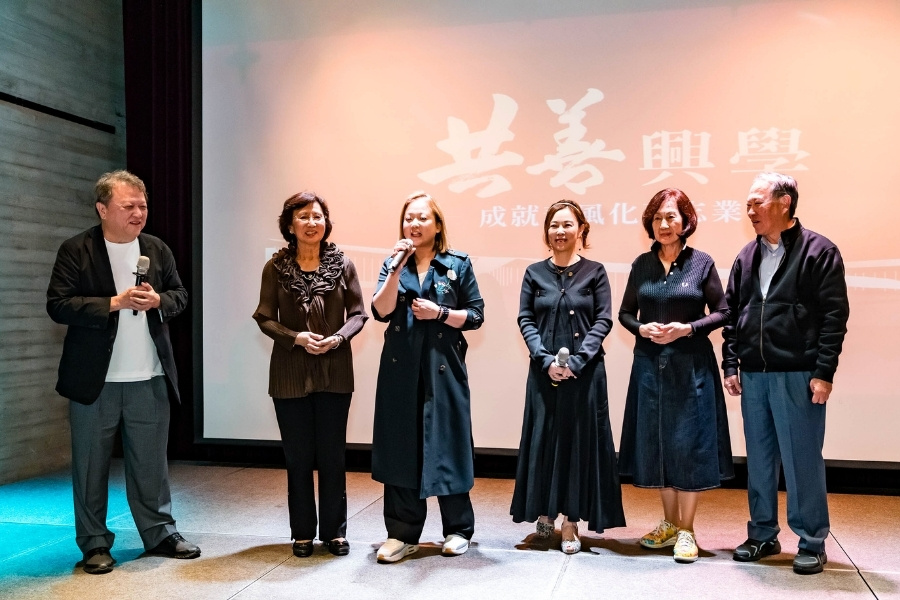 傑出校友馬文清(左1)與家人於2025年初返台參與共善樓啟用典禮，亦於當日晚宴上捐款支持母校辦學，迄今累計捐款已達新臺幣2億元。