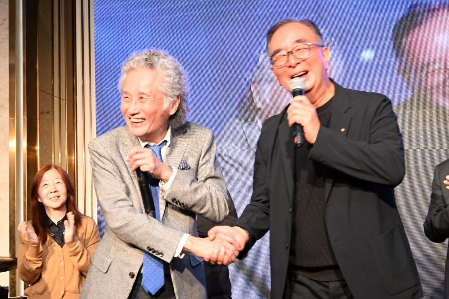 逢甲大學董事長高承恕(左)感謝麗明營造董事長吳春山以實際行動支持母校辦學。