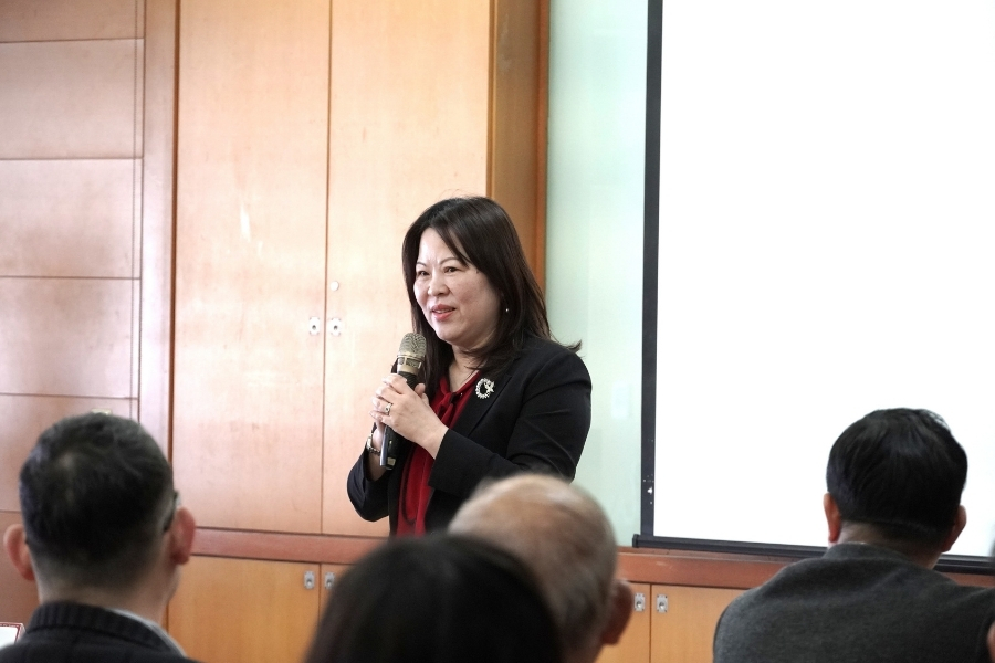 商學院院長黃瓊如於會中向產學代表介紹學院使命、發展願景,並回顧逢甲商管教育推動 AACSB 認證之歷程。