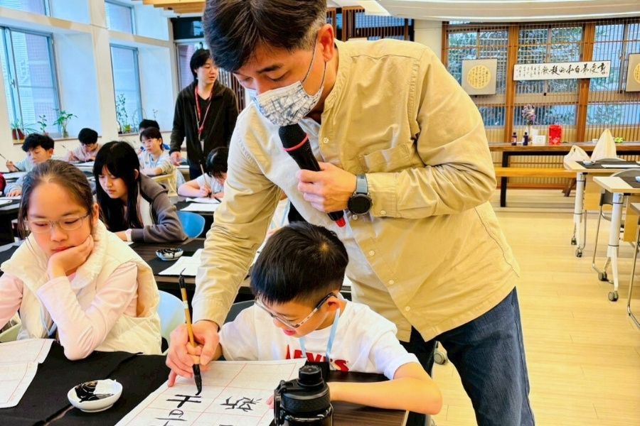 黃昭祥老師帶領學童從正確握筆開始，踏入充滿趣味與文化意涵的書法世界。