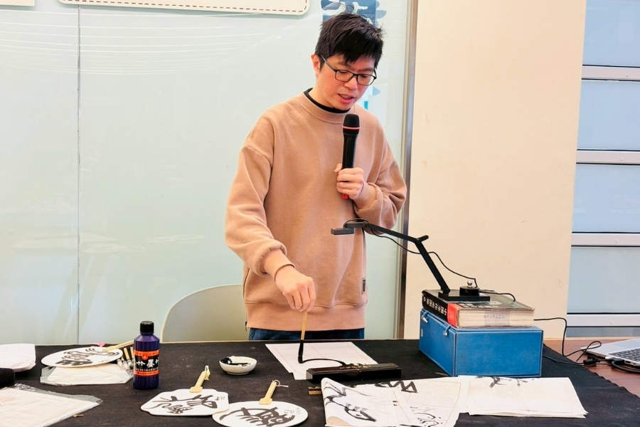 紀冠地老師融合書法與繪畫元素，啟發參與學生的想像力與藝術表現能力。