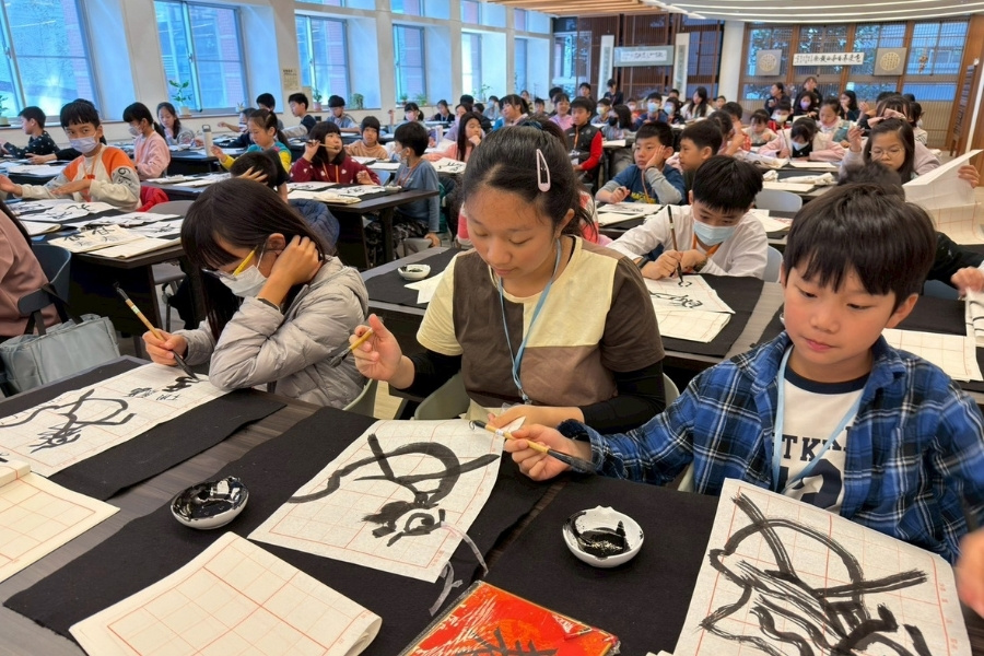 「一起動手寫漢字—2026小學生書法藝術研習營」吸引530位國小學童報名，最終考量場地容量與教學品質僅錄取200位。