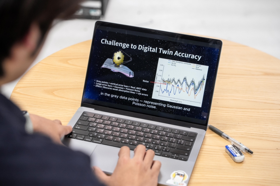 逢甲大學資工系團隊以「ExoSpectrumDenoise」專案脫穎而出，成為國際駭客松「HACK-4-SAGES」全台唯一獲獎的隊伍。