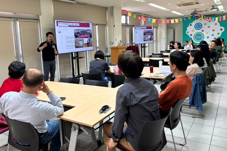 國貿系劉世慶老師從企業實務角度切入，介紹永續報告書的發展趨勢與核心架構。