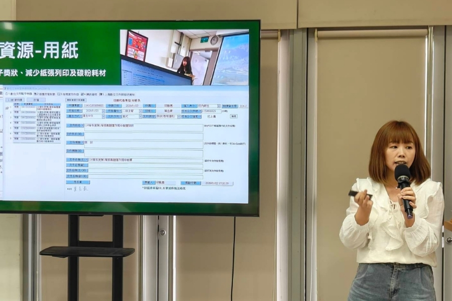 材料科學與工程學系同仁邱雅惠以「綠色辦公室—從你我的工作日常做起」為題，分享如何透過無紙化會議、節能用電、資源再利用及綠色採購等，將永續理念融入日常。